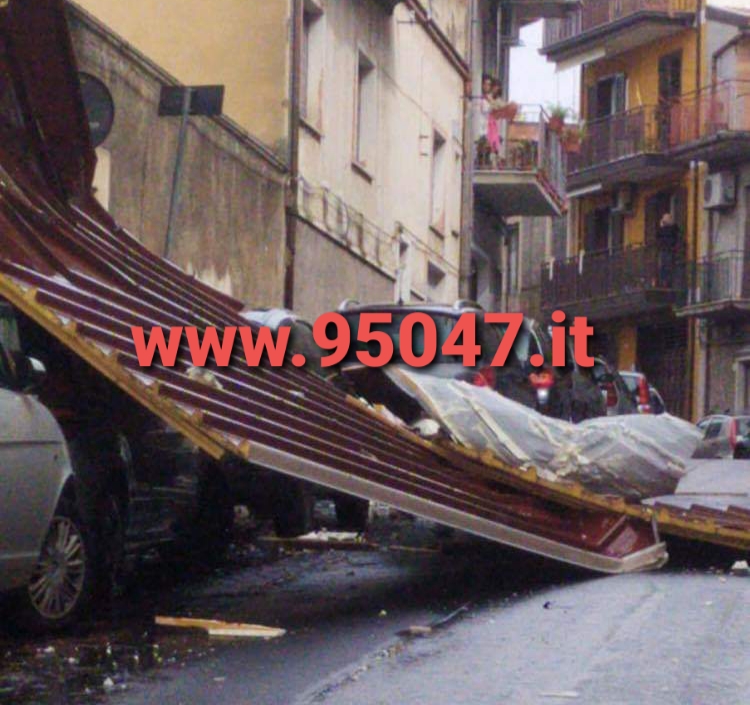 CROLLA IL TETTO DI UN'ABITAZIONE IN VIA MARCONI