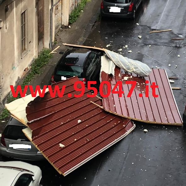 PATERNO’: RAFFICHE DI VENTO, VOLA IL TETTO DI UN PALAZZO IN VIA MILAZZO