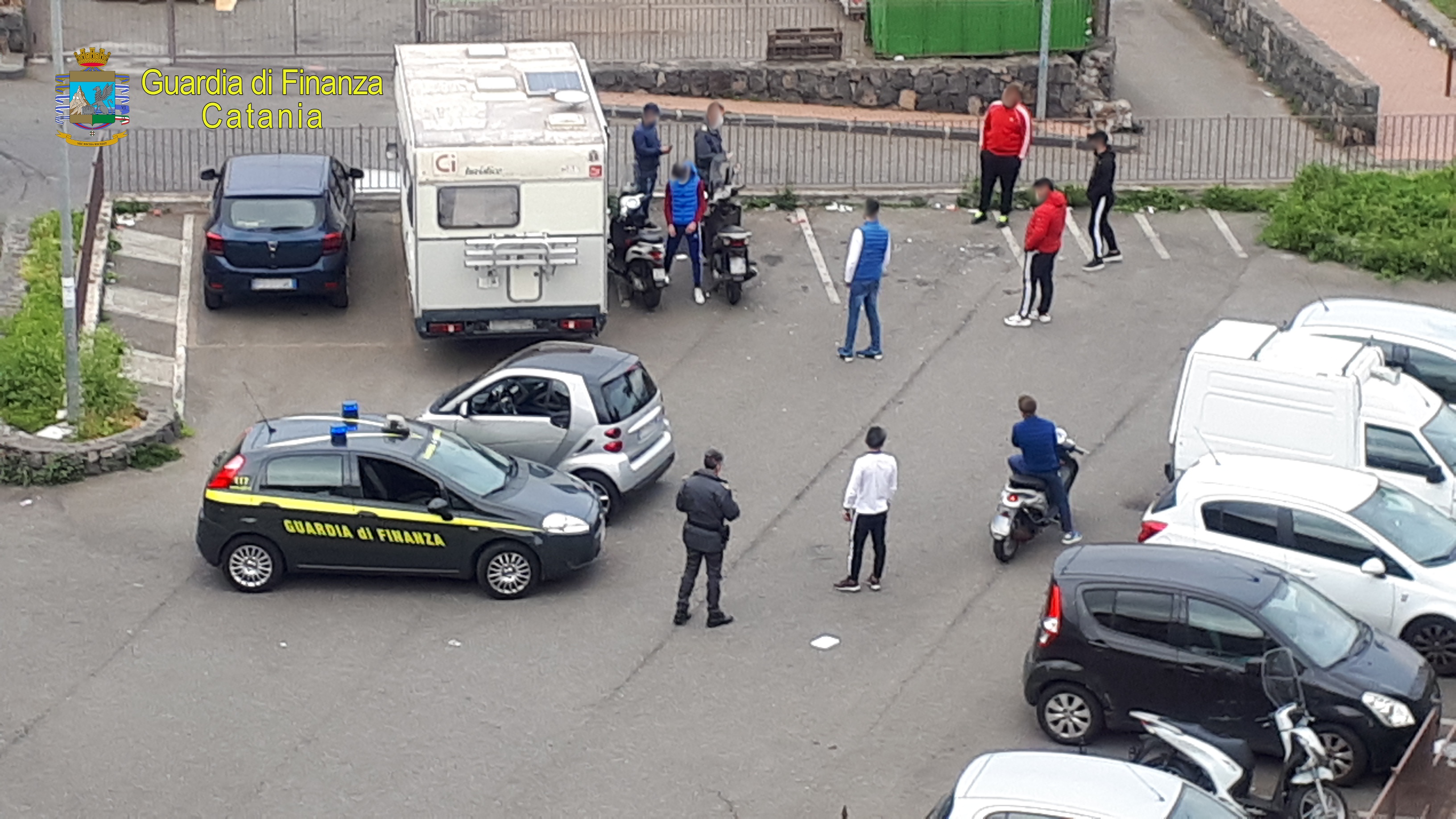 CONTROLLI COVID-19 DISCIOLTO ASSEMBRAMENTO SEGNALATI 8 PERSONE E 2 AUTOMOBILISTI