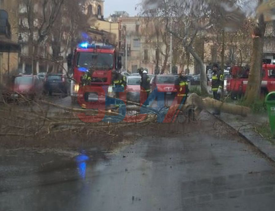 CROLLA IL TETTO DI UN'ABITAZIONE IN VIA MARCONI