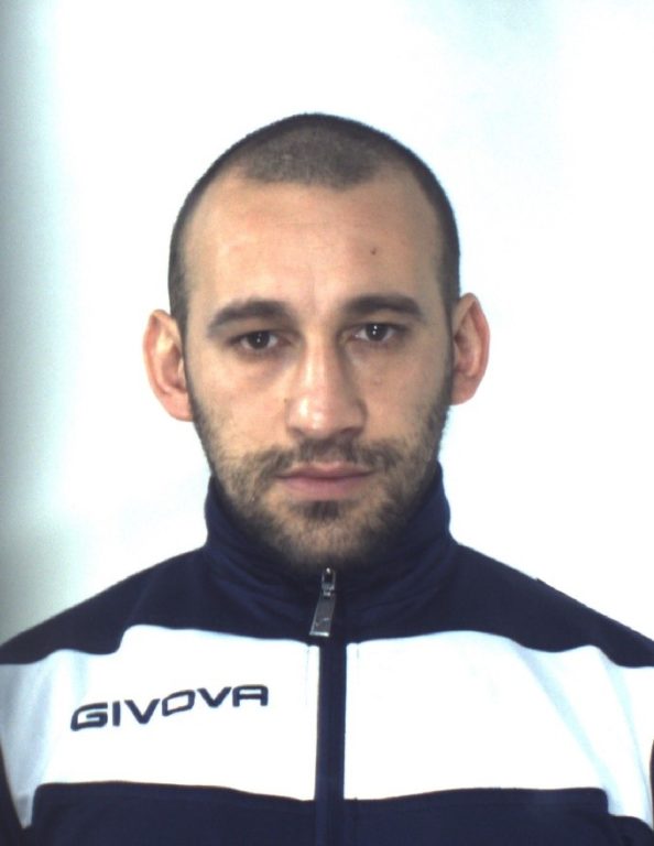 MIRABELLA IMBACCARI:  ARRESTATO UN SORVEGLIATO CATANESE IN TRASFERTA, DENUNCIATO UN ROMENO. AI DUE SONO STATI SEQUESTRATI CINQUE COLTELLI