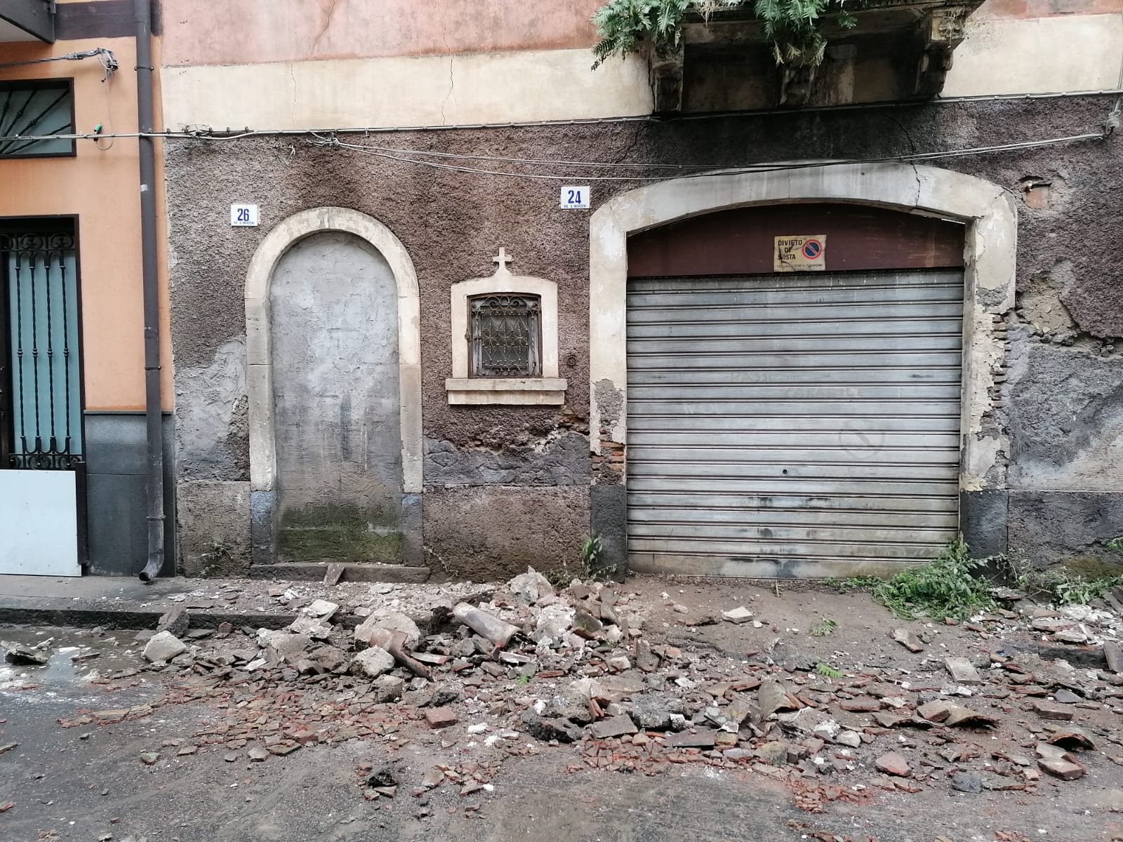 PATERNO': CROLLA IL TETTO DI UN'ABITAZIONE IN VIA MARCONI