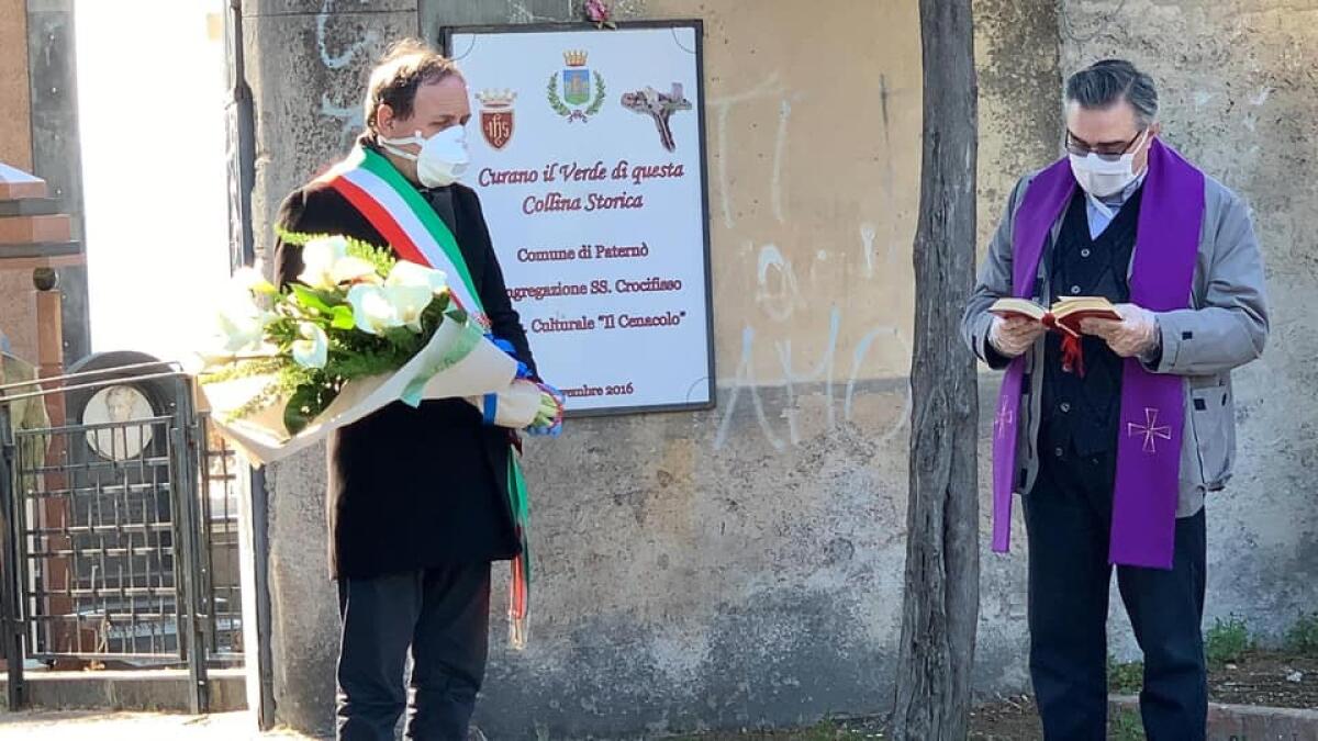 PATERNO': MAZZO DI FIORI NEI CIMITERI DEPOSTE DALL'AMMINISTRAZIONE COMUNALE - 