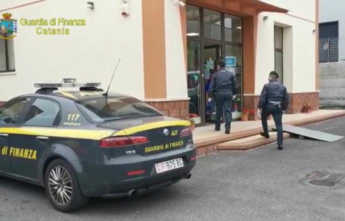 IGIENIZZANTE PER MANI CON ETICHETTE INGANNEVOLI SEQUESTRATO DALLA FINANZA  A BRONTE - 