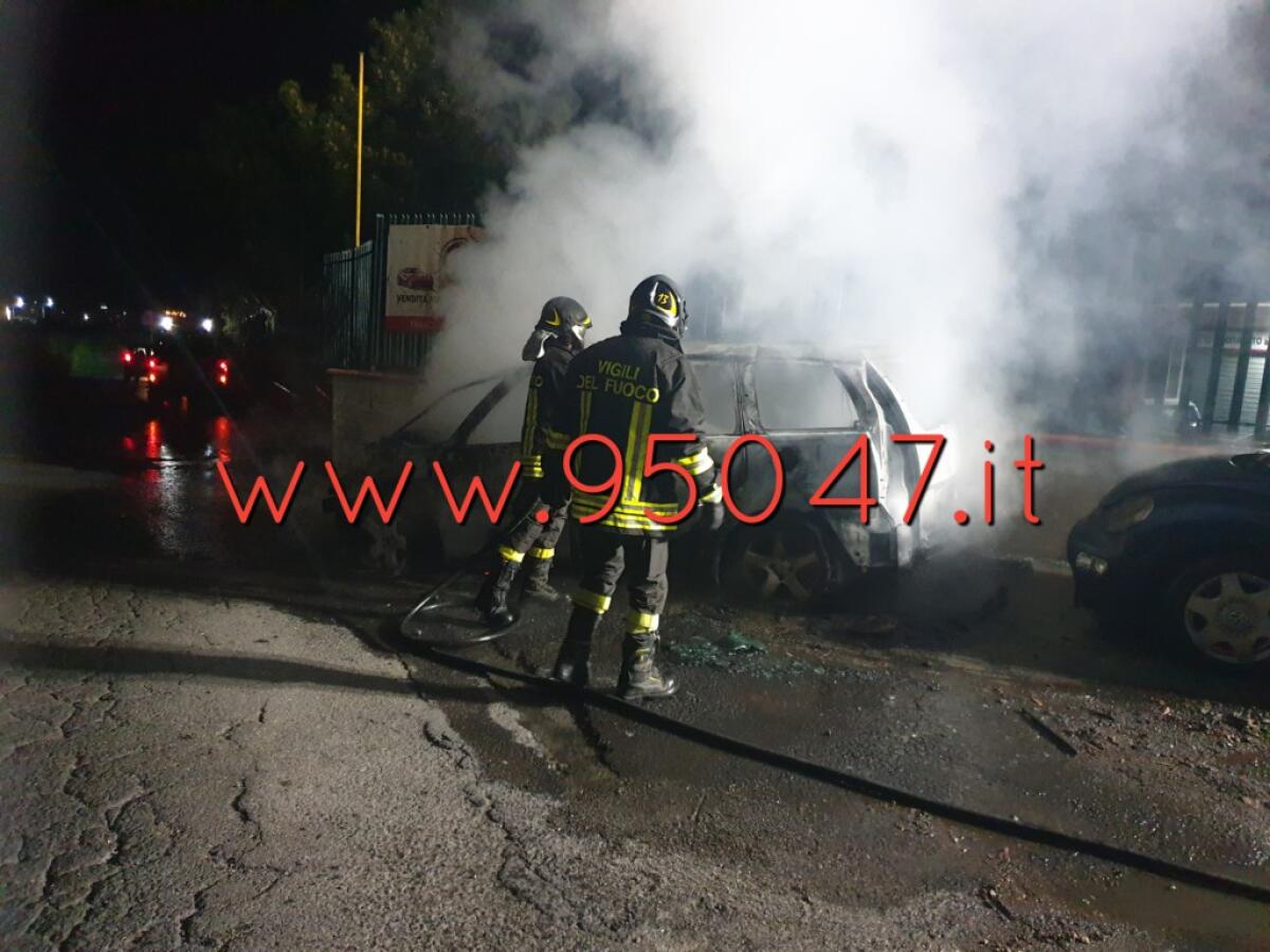 PATERNO': AUTO VA A FUOCO - 