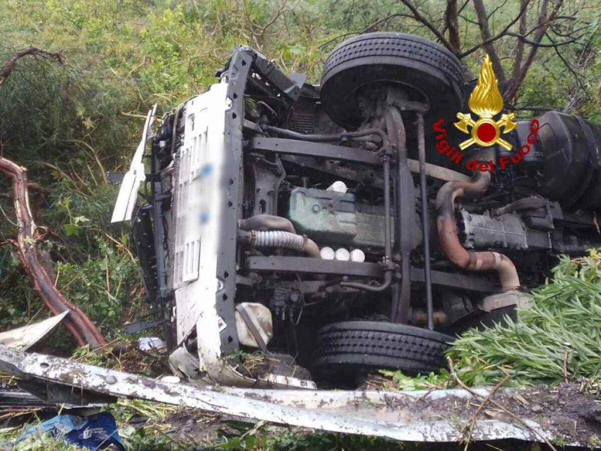 AUTOCISTERNA CARICA DI OSSIGENO SI RIBALTA SULLA A18: FERITO L'AUTISTA - 
