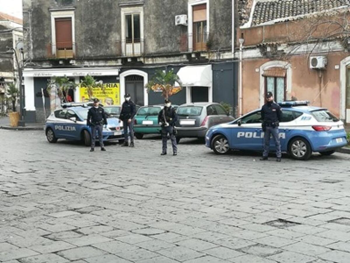 INTERROTTA FESTA IN CASA TRA STUDENTI,  BARBIERE AL LAVORO CON LA SERRANDA ABBASSATA - 