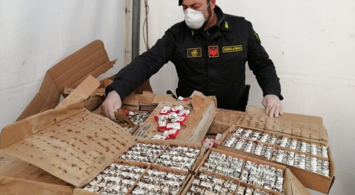 LECCE, VENDONO DISINFETTANTE DEL 1989, DENUNCIATI, GDF SEQUESTRA 27MILA FLACONI - 