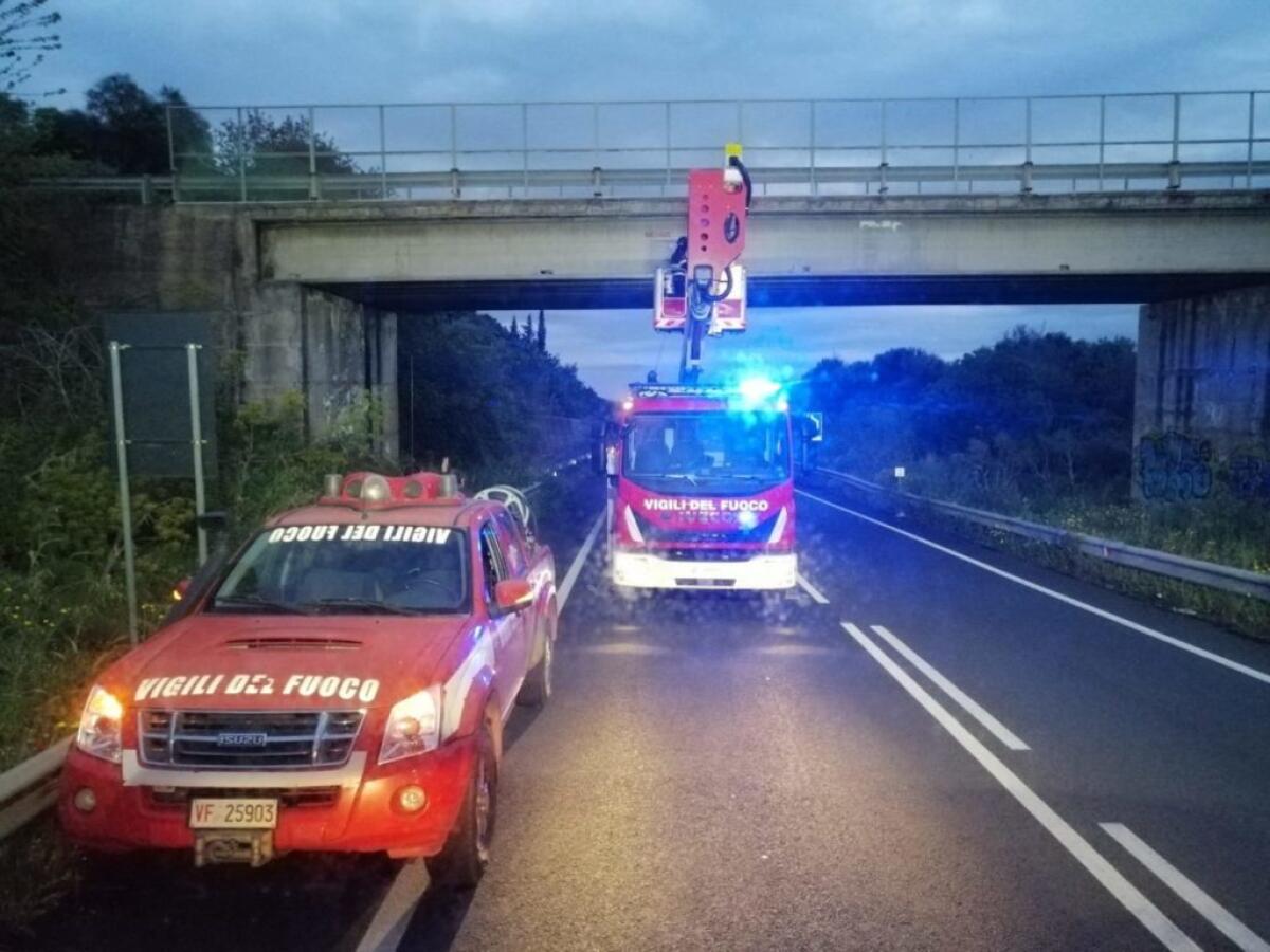 CADONO CALCINACCI DAL PONTE DI SCALILLI SULLA SS284 L’INTERVENTO DEI VIGILI DEL FUOCO - 