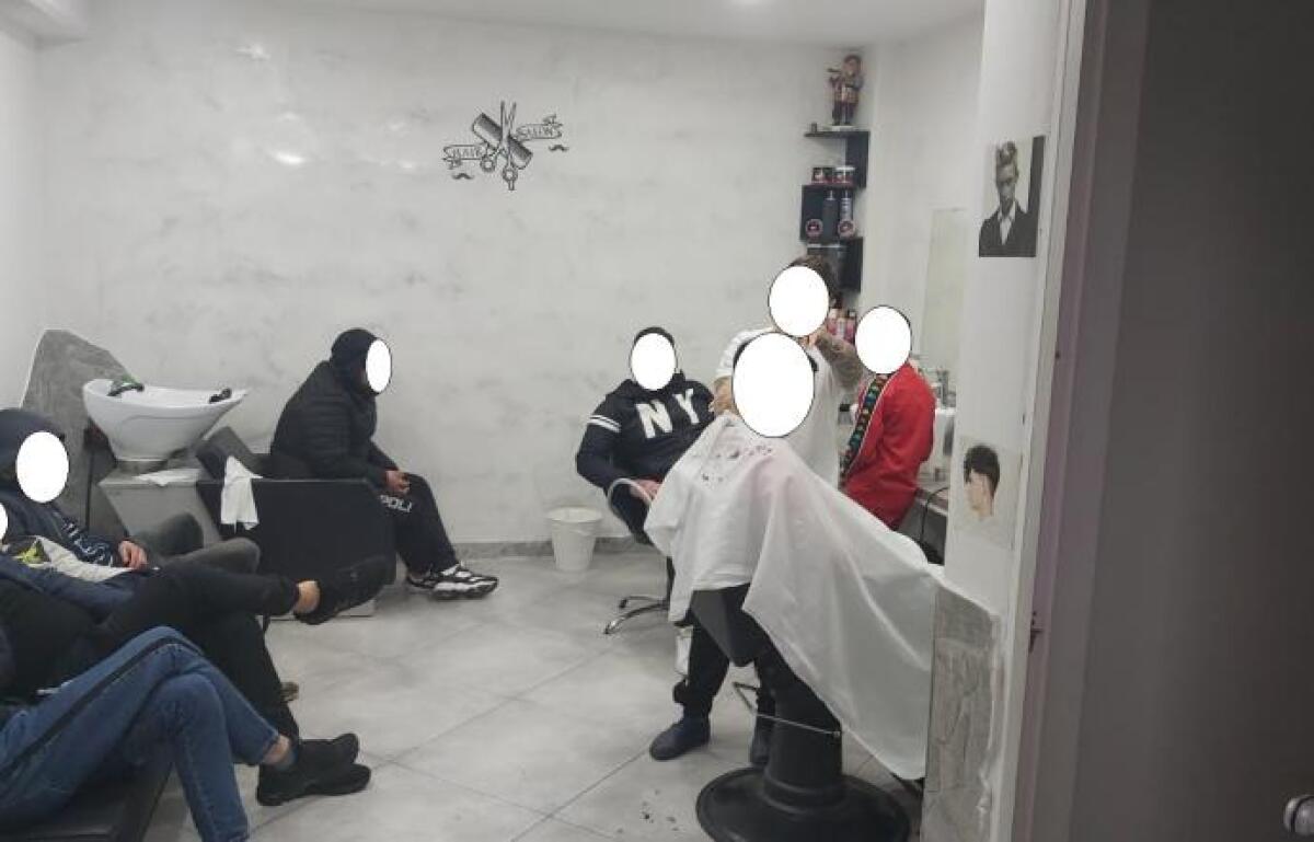 CATANIA, BARBIERE “APERTO” IN UN GARAGE: NOVE DENUNCIATI - 