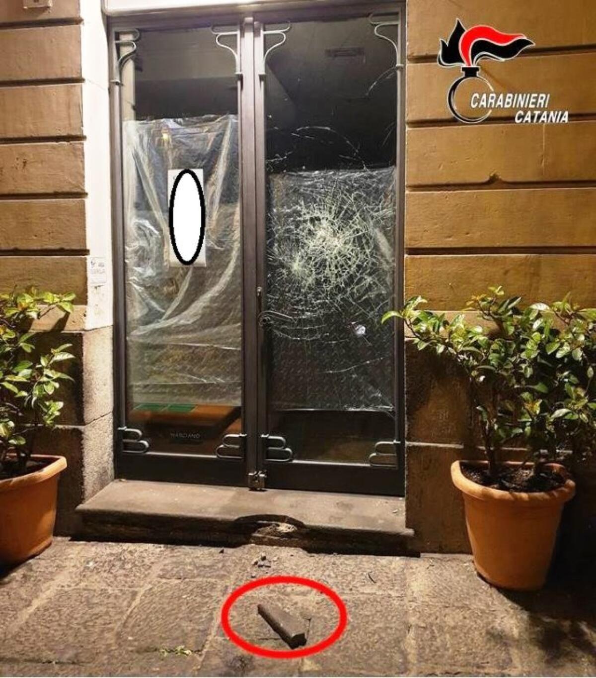 ACIREALE: TENTA DI SFONDARE LA VETRINA DI UN NEGOZIO: DENUNCIATO - 