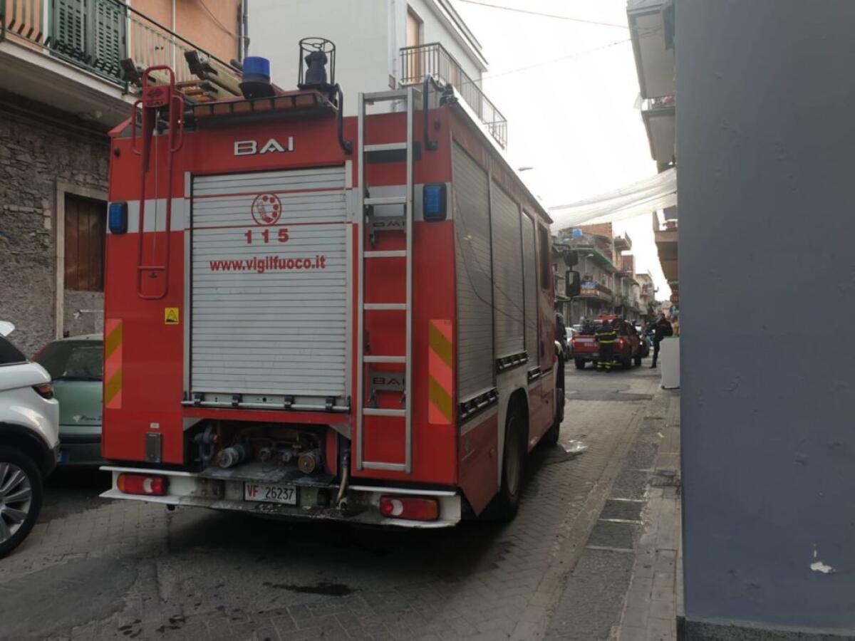 PATERNO': PRINCIPIO D'INCENDIO IN UNA ABITAZIONE, SUL POSTO VVF E CC - 