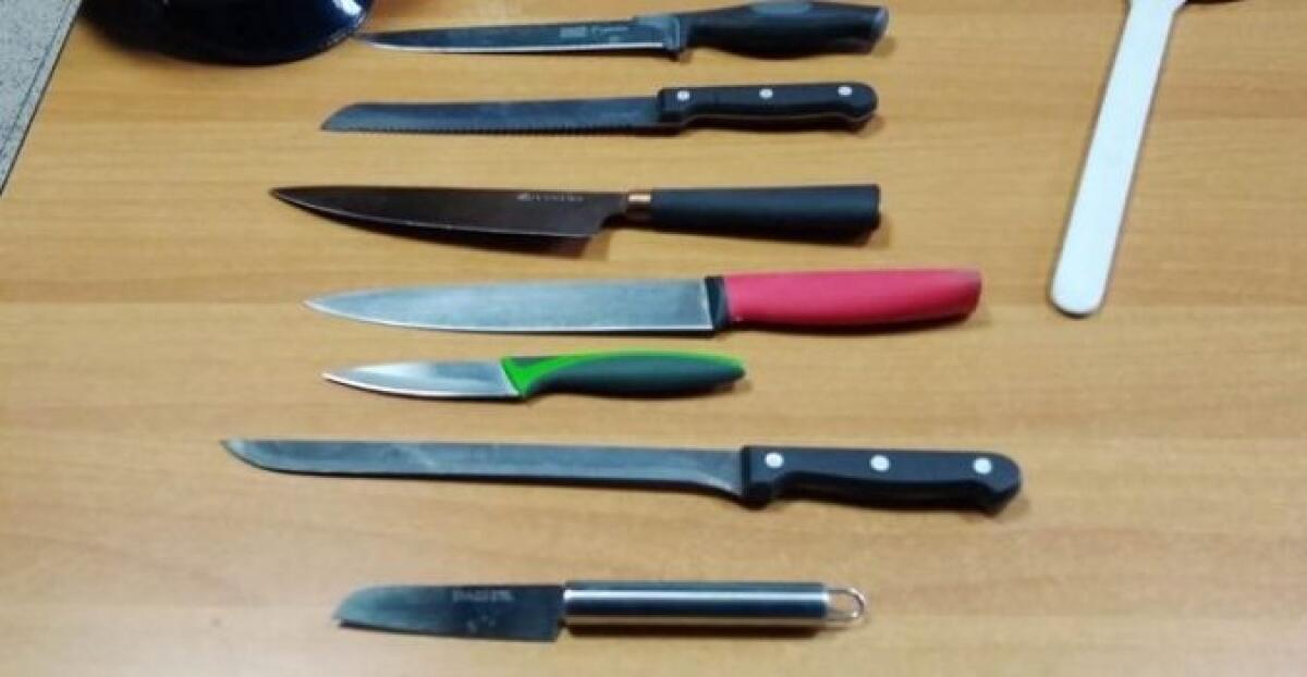 GRAVINA DI CATANIA, GIOVANE TRASPORTAVA IN AUTO NOVE GROSSI COLTELLI: DENUNCIATO - 