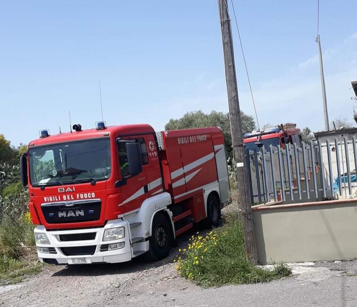 PATERNO’: INCENDIO IN C.DA PISPISA, INTERVENGONO I VVF – LE FOTO - 