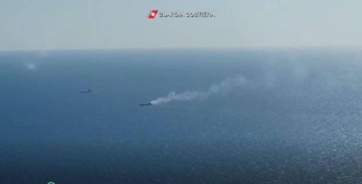 MERCANTILE RUSSO IN FIAMME AL LARGO DI CATANIA: MESSI IN SALVO I 12 MEMBRI DELL’EQUIPAGGIO - 