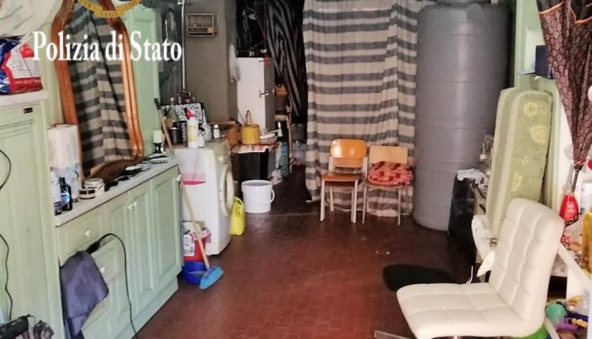 SCOPERTO A PALERMO, BARBIERE ABUSIVO CON CLIENTE DENTRO UN GARAGE - 