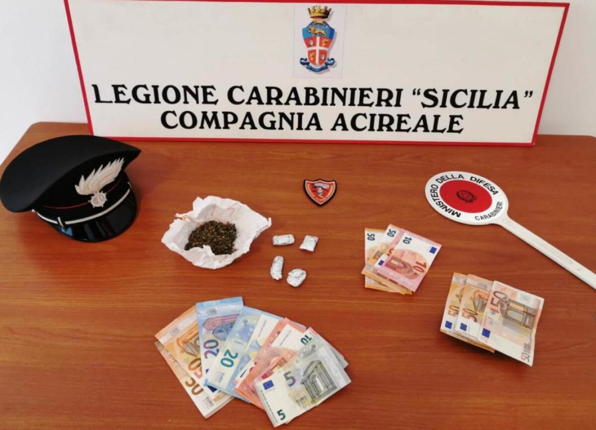 ACI CATENA, IN AUTO CON LA DROGA IN TASCA PRONTI A SPACCIARE: DUE DENUNCIATI, UNO È MINORENNE - 