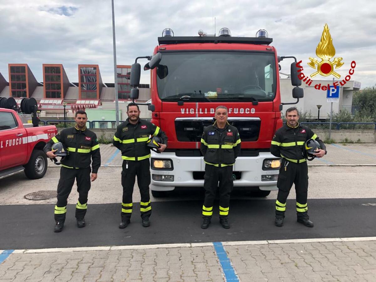 CATANIA, I VIGILI DEL FUOCO RENDONO ONORE AL LAVORO DEI SANITARI IMPEGNATI NELL’EMERGENZA - 