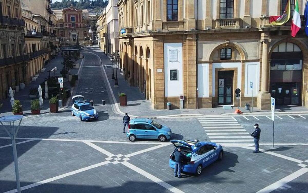CALTANISSETTA, NISSENO POSITIVO AL COVID-19 A PASSEGGIO PER LA CITTÀ: DENUNCIATO PER EPIDEMIA COLPOSA. - 