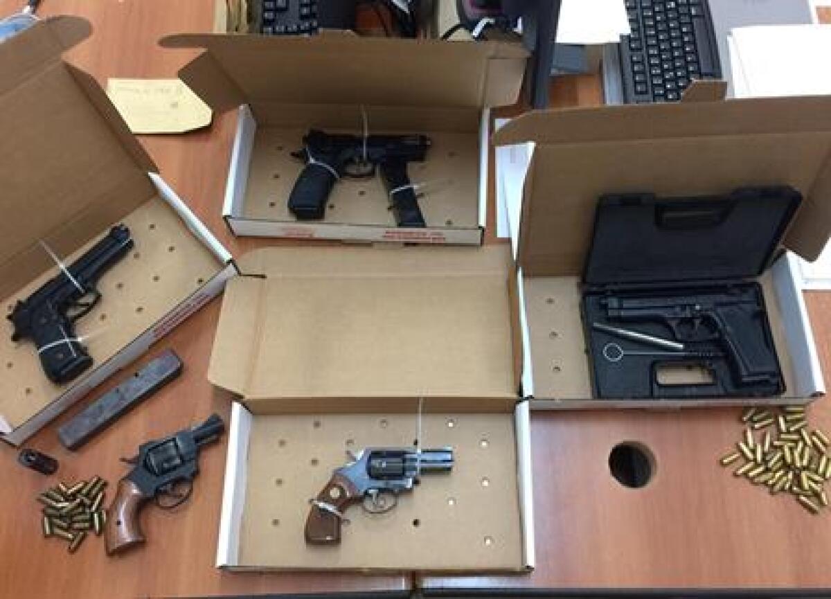 CATANIA, ARMI E DROGA IN CASA: SI LANCIA DAL TETTO PER SFUGGIRE ALL’ARRESTO. PRESO - 