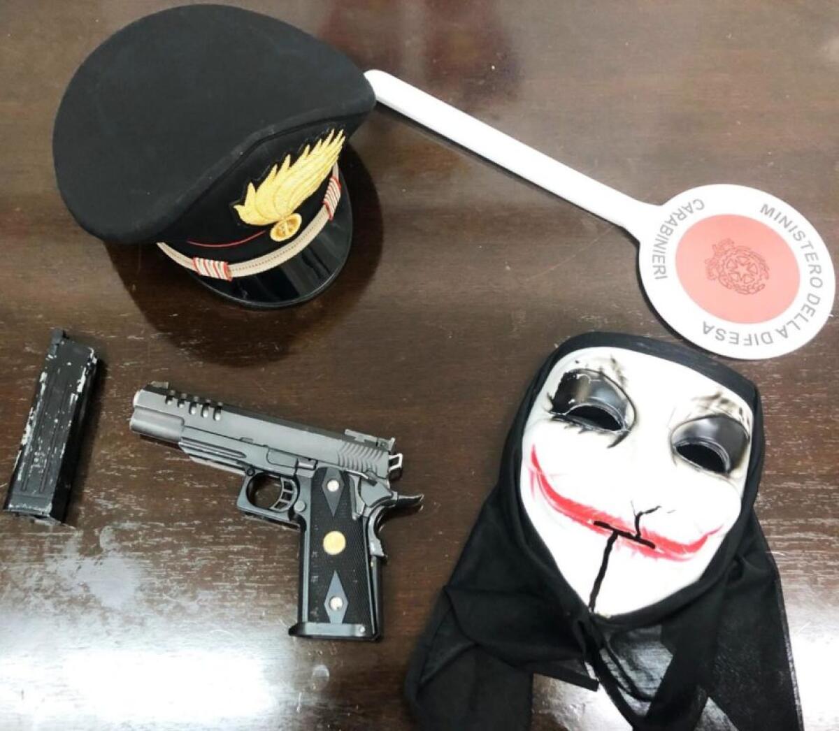 PATERNÒ: IN AUTO CON DROGA, MASCHERA E PISTOLA A GAS: DENUNCIATO 23 ENNE - 