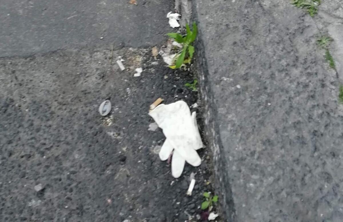 GUANTI E MASCHERINE GETTATE PER STRADA, LE SEGNALAZIONE DEI NOSTRI LETTORI - 