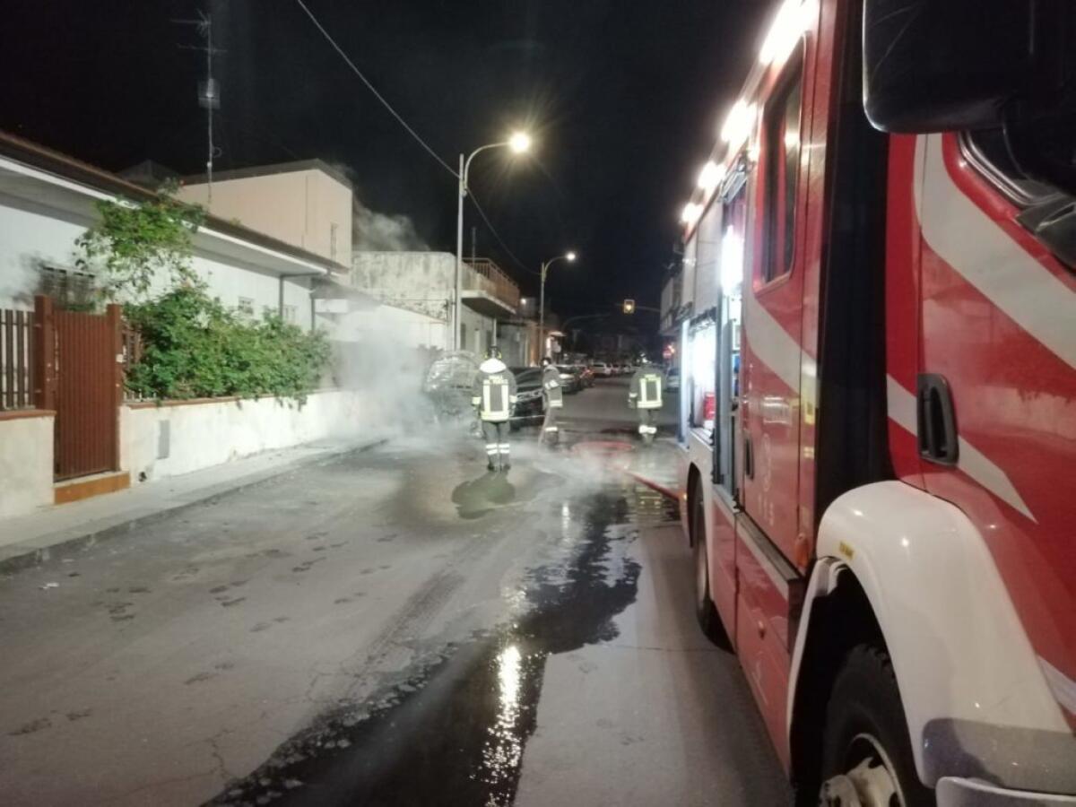 AUTO IN FIAMME A PIANO TAVOLA, SUL POSTO I VVFF - 