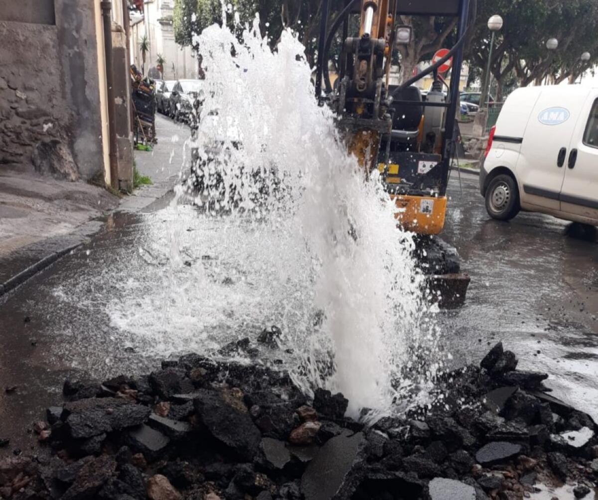 DISSERVIZIO IDRICO PER URGENTI LAVORI DI RIPARAZIONE CONDOTTA IDRICA PIAZZA S. FRANCESCO DI PAOLA - 