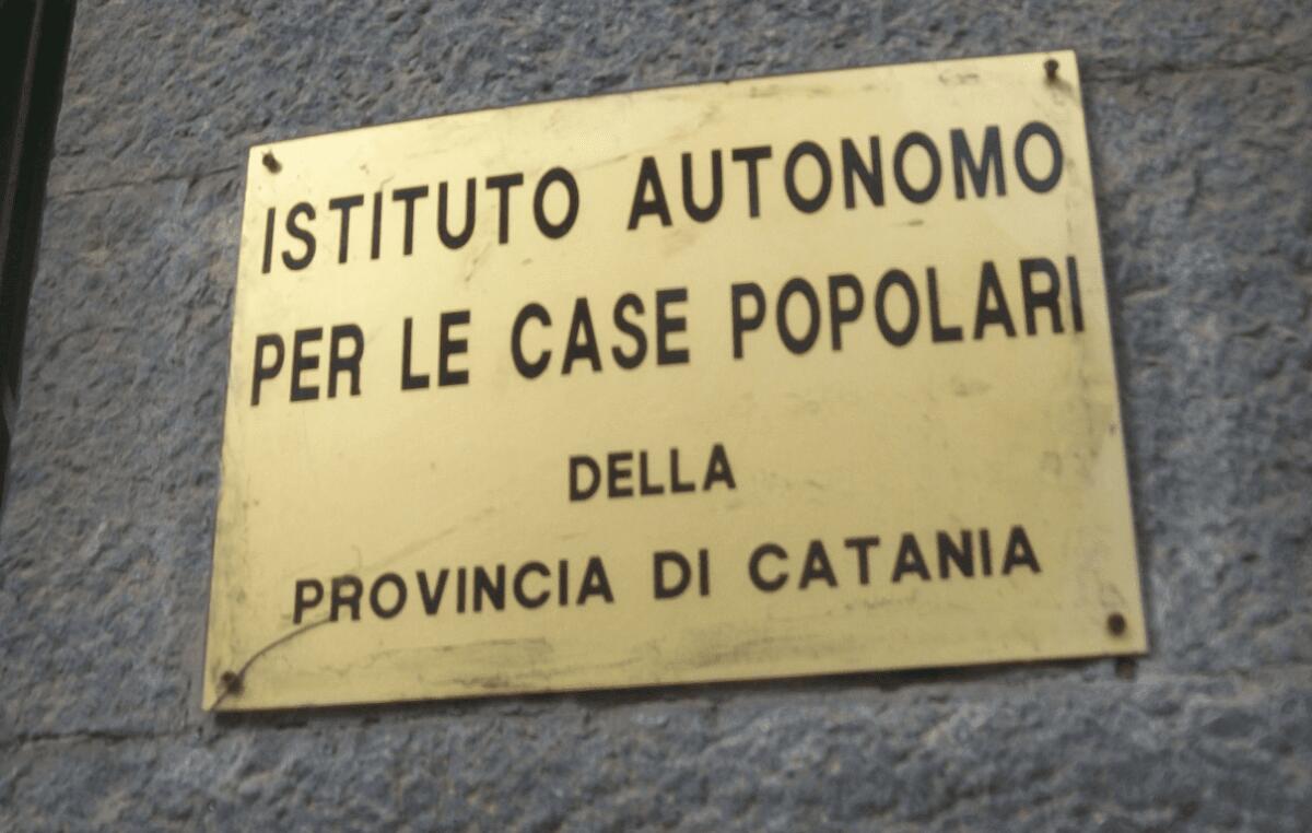 STOP AL PAGAMENTO DI AFFITTI DEGLI ALLOGGI POPOLARI IN SICILIA - 