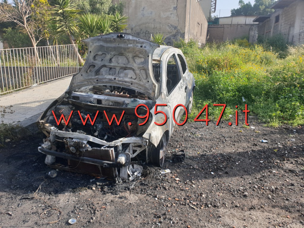 AUTO IN FIAMME NELLA NOTTE A PATERNO'