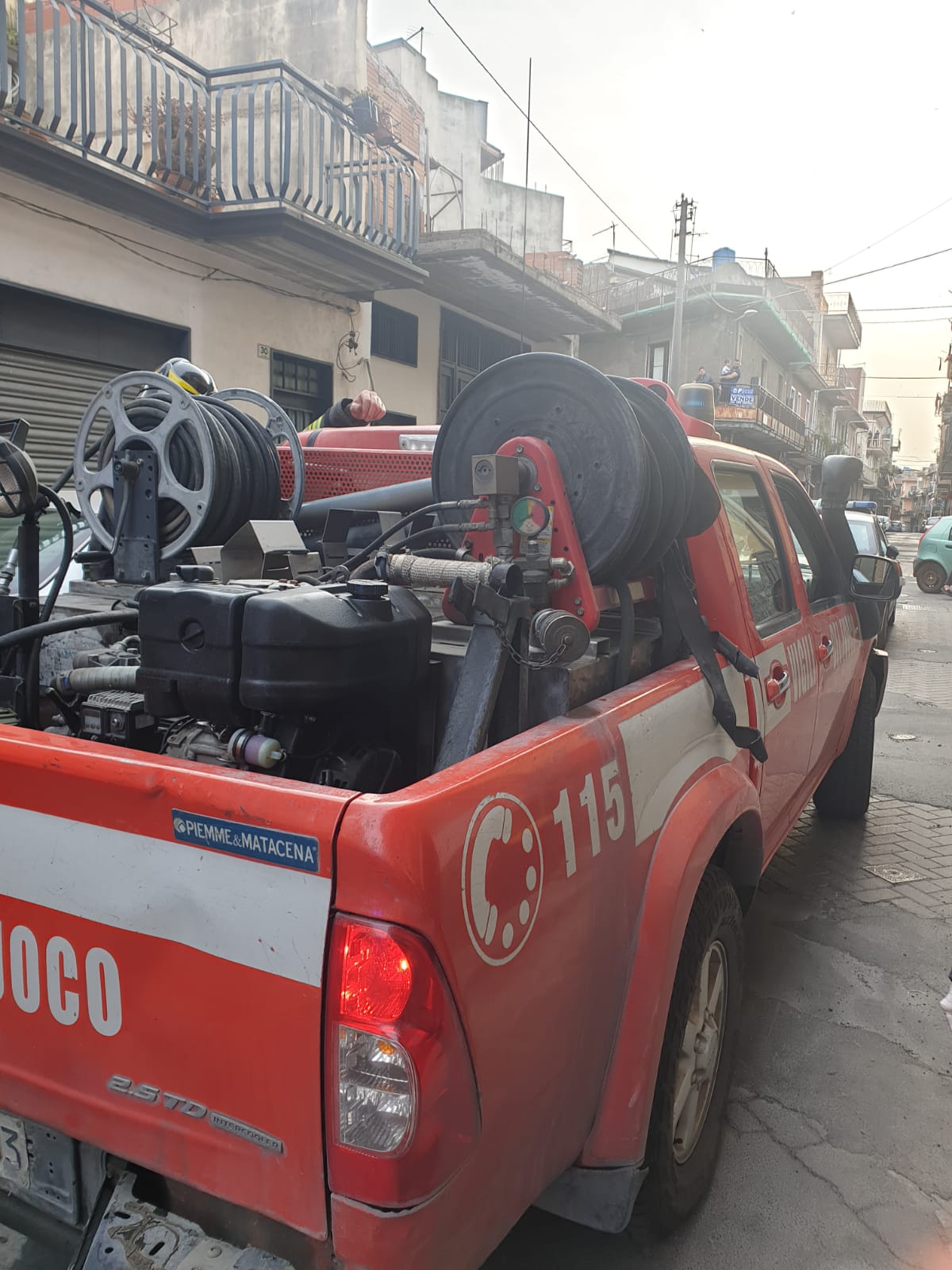 PATERNO': PRINCIPIO D'INCENDIO IN UNA ABITAZIONE, SUL POSTO VVF E CC