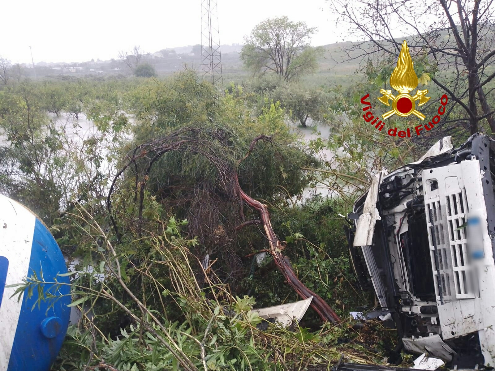 AUTOCISTERNA CARICA DI OSSIGENO SI RIBALTA SULLA A18: FERITO L'AUTISTA