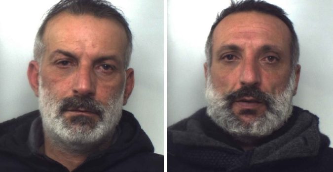 ACI CATENA, SORPRESI IN UN NEGOZIO IN PIENA NOTTE, IN MANETTE