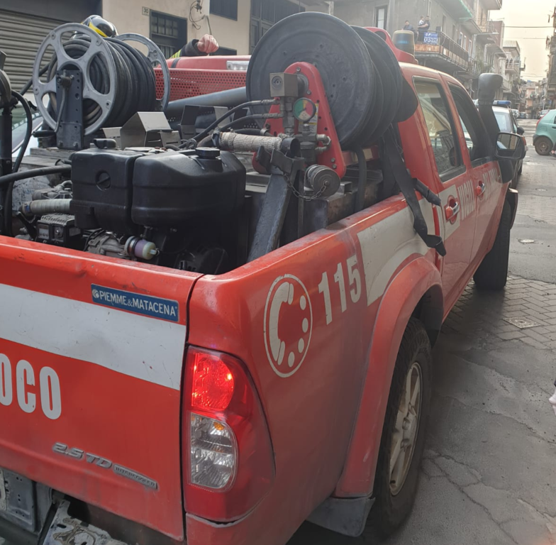 PATERNO': PRINCIPIO D'INCENDIO IN UNA ABITAZIONE, SUL POSTO VVF E CC