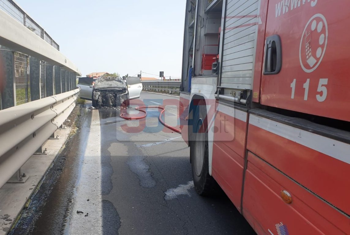 AUTO PRENDE FUOCO MENTRE È IN MARCIA SULLA STRADA STATALE 121