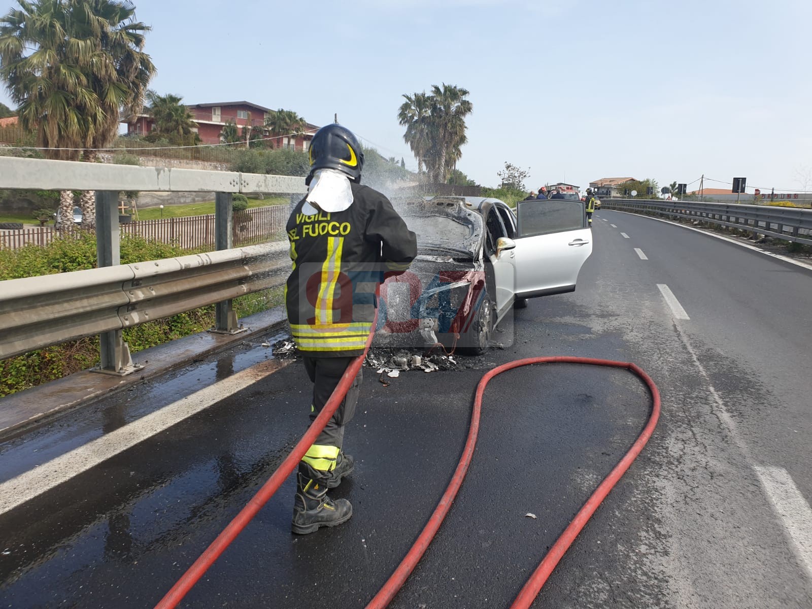 AUTO PRENDE FUOCO MENTRE È IN MARCIA SULLA STRADA STATALE 121