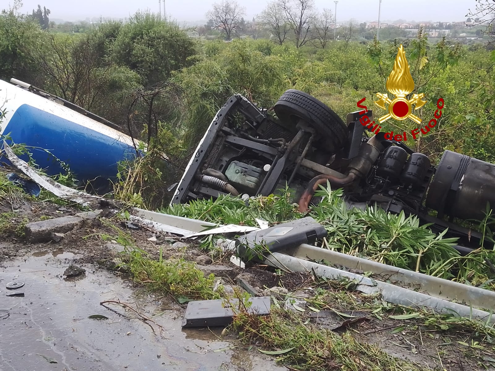AUTOCISTERNA CARICA DI OSSIGENO SI RIBALTA SULLA A18: FERITO L'AUTISTA