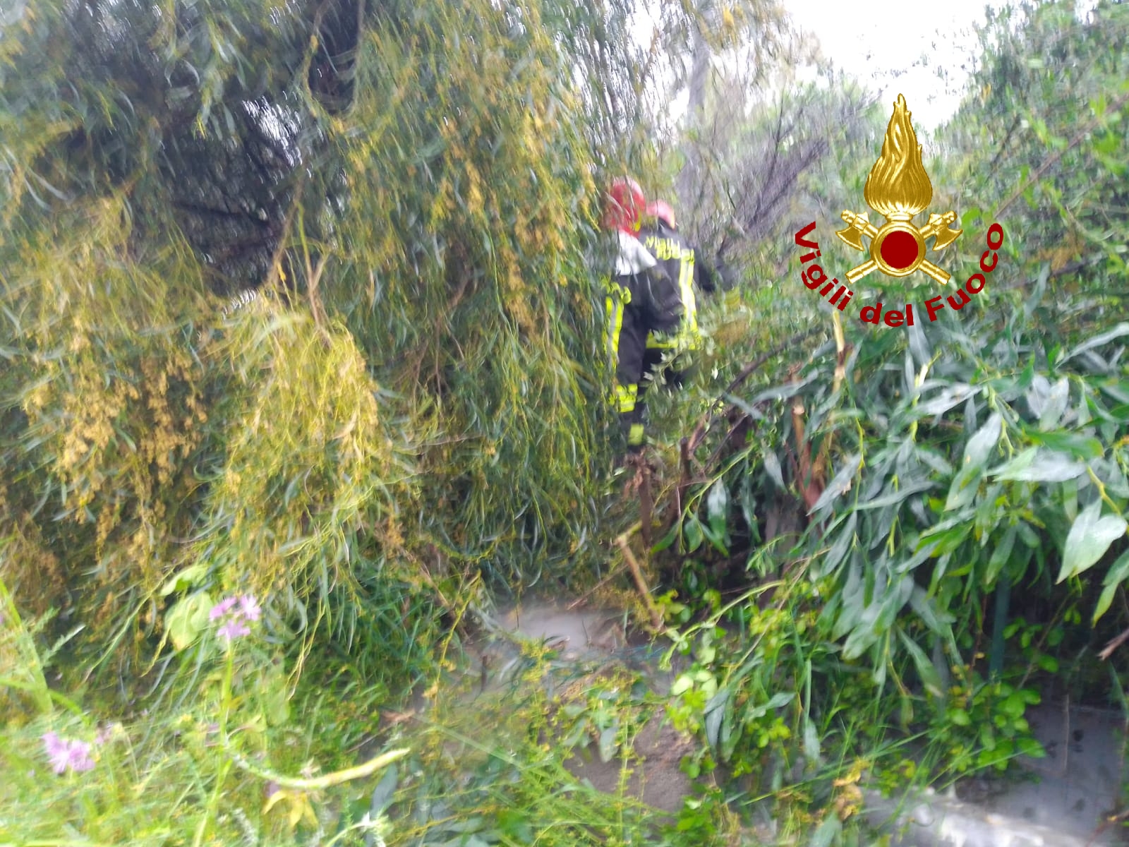 AUTOCISTERNA CARICA DI OSSIGENO SI RIBALTA SULLA A18: FERITO L'AUTISTA