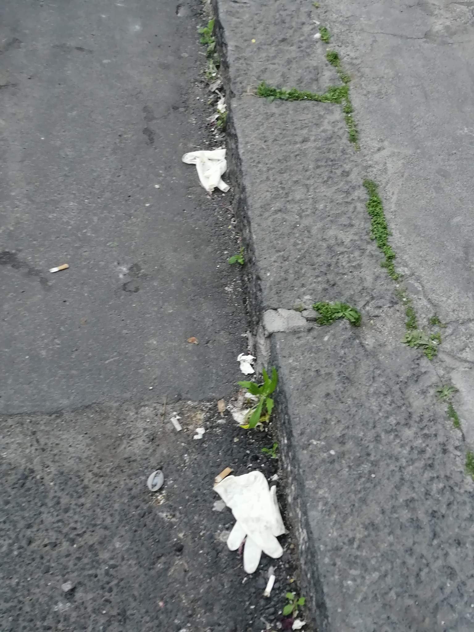 GUANTI E MASCHERINE GETTATE PER STRADA, LE SEGNALAZIONE DEI NOSTRI LETTORI