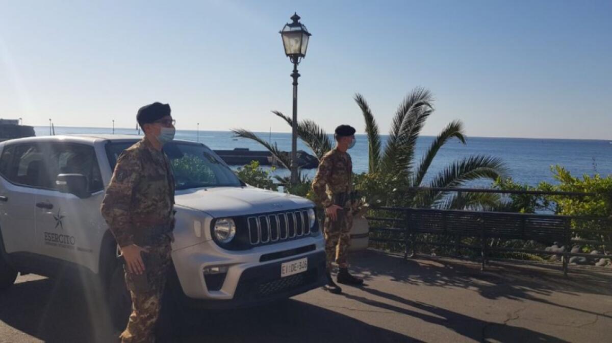 CATANIA, MINACCIA DI MORTE I PASSANTI IMPUGNANDO UN COLTELLO: FERMATO - 