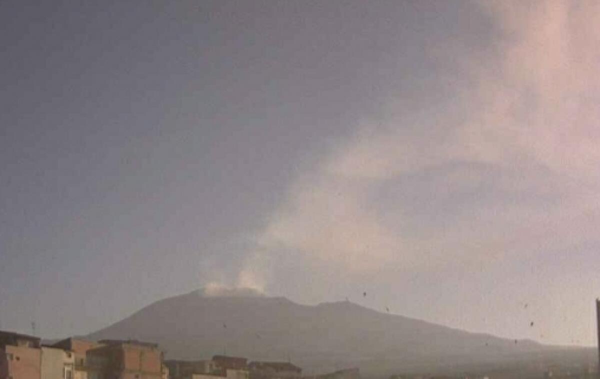 L'ETNA TORNA A FARSI SENTIRE, FORTI TREMORI E CENERE LAVICA FINO A 4.500 METRI - 