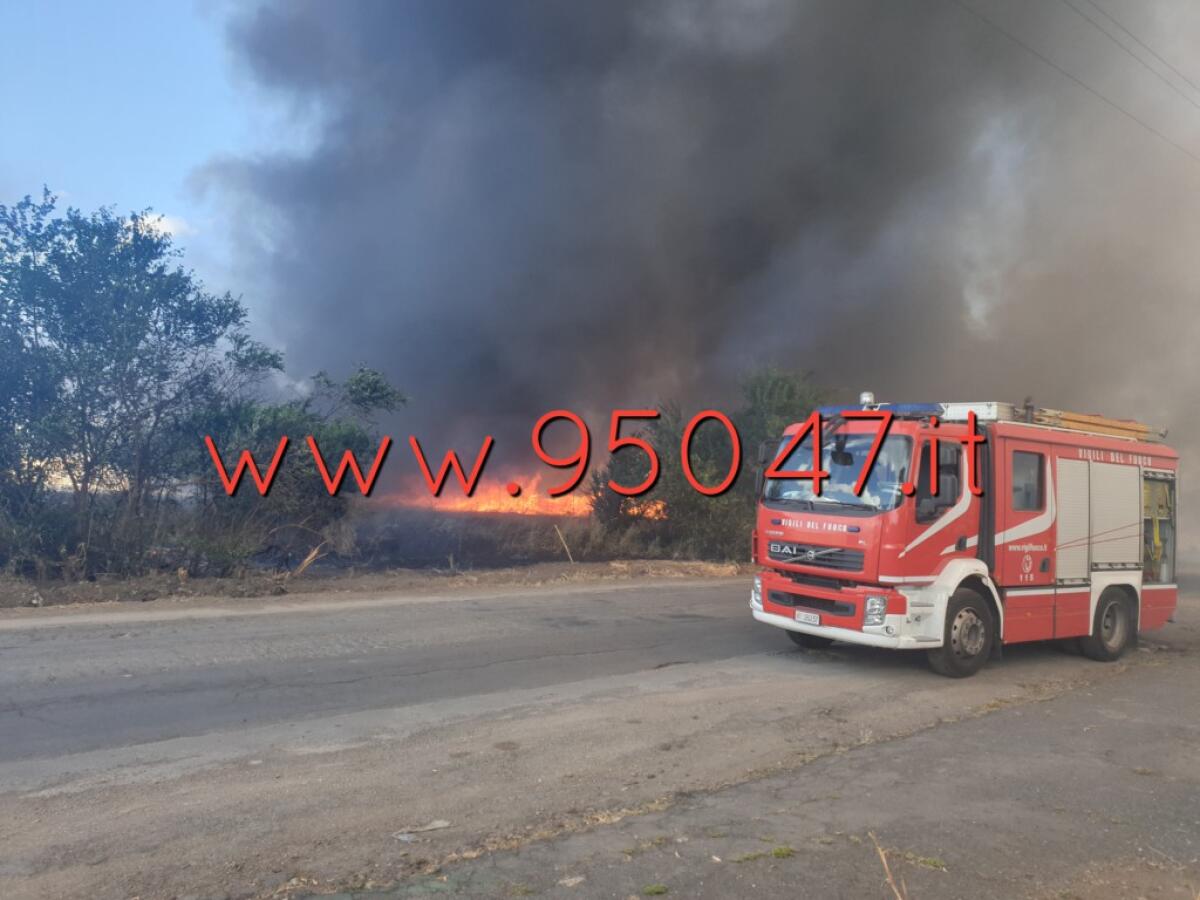 PATERNÒ::VASTO INCENDIO IN IN DEPOSITO DI PRODOTTI PER UN'AGRICOLTURA - 