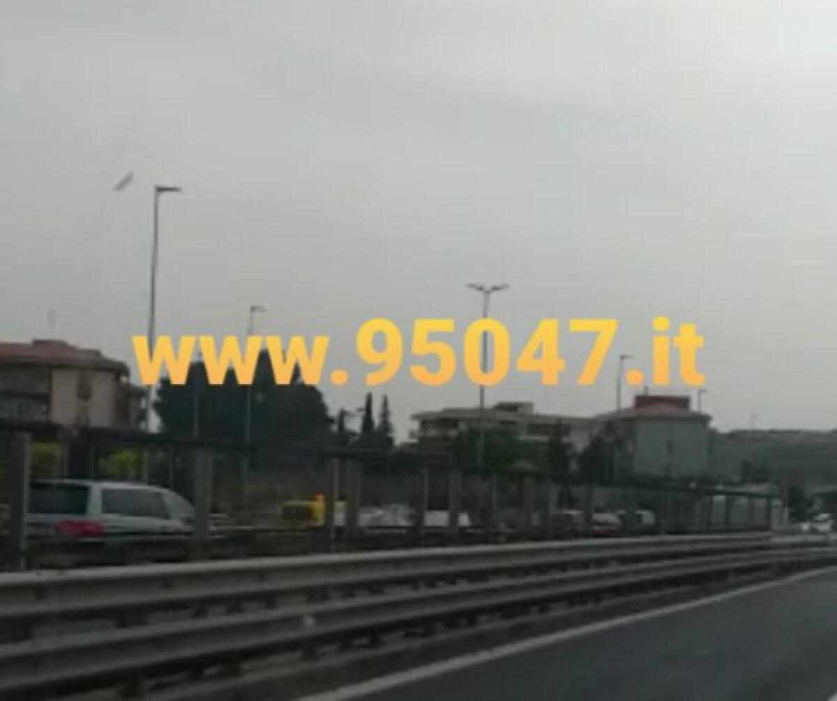 CAMION IN FIAMME SULLA TANGENZIALE: TRAFFICO CONGESTIONATO, DIVERSI CHILOMETRI DI CODA - 