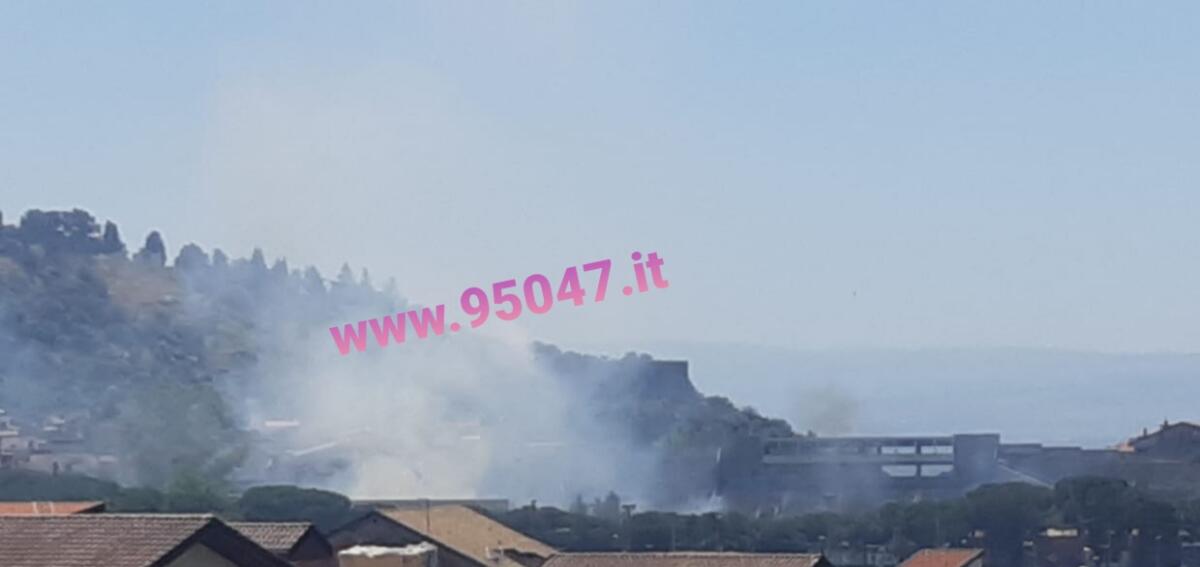 PATERNO’: INCENDIO AL VELODROMO, DENSA NUBE DI FUMO - 