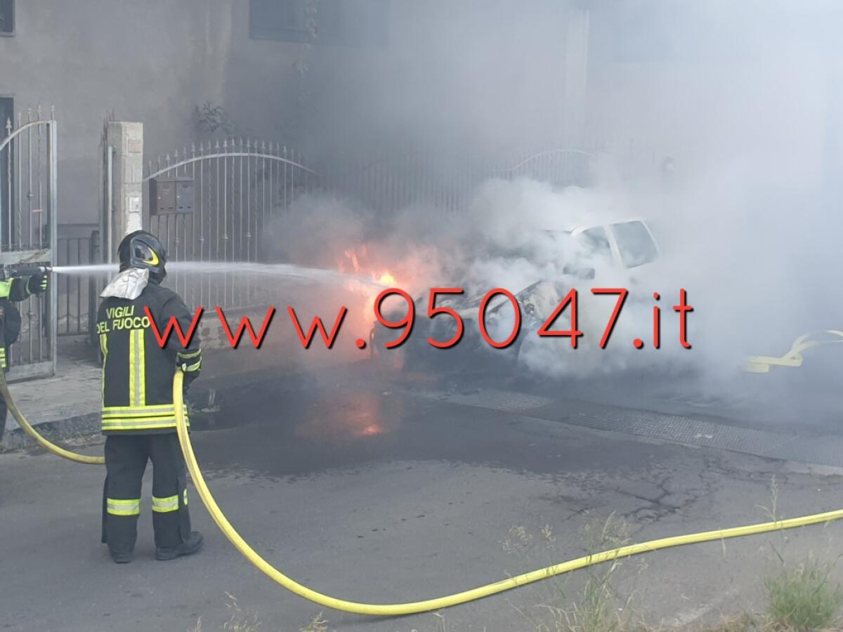PATERNO': AUTO A FUOCO, FIAMME DAL VANO MOTORE - 