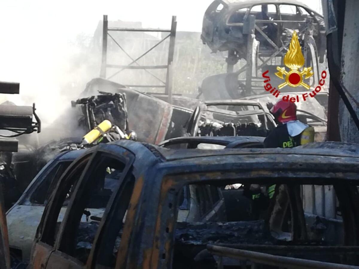 IN FIAMME UN AUTODEMOLIZIONI AD ACI SANT’ANTONIO - 