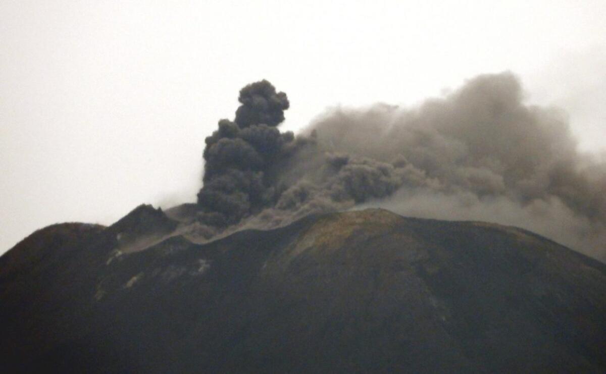 L’ETNA SBUFFA: EMISSIONE DI CENERE E INCREMENTO DEL TREMORE VULCANICO - 
