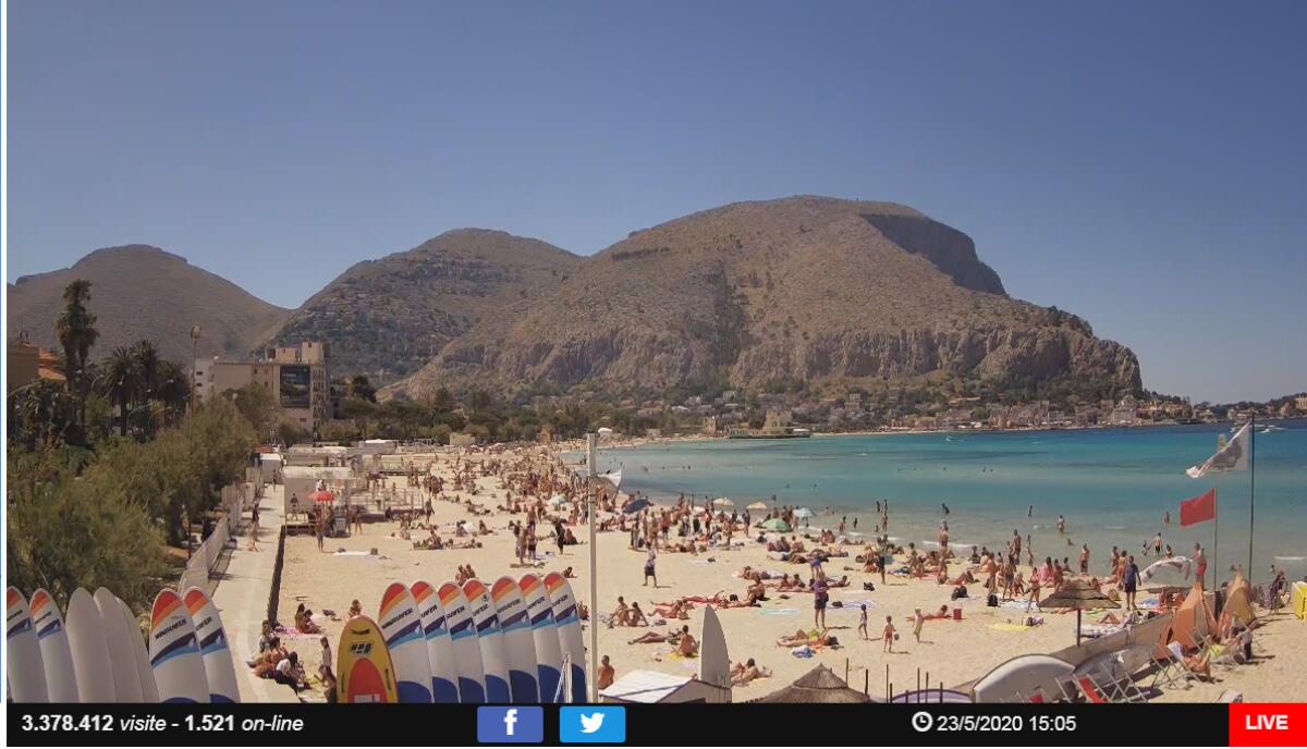 LA SPIAGGIA DI MONDELLO DI NUOVO AFFOLLATA, NONOSTANTE I DIVIETI - 