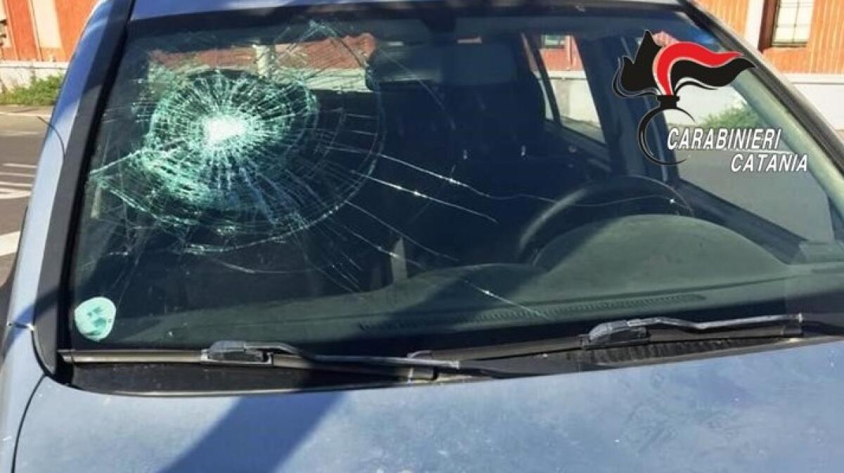 INSEGUIVA LA SORELLA E LA MADRE CON UNA MAZZA DA FABBRO: ARRESTATO - 