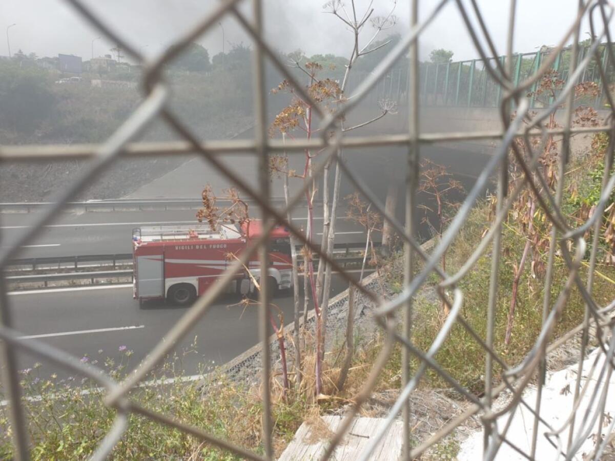 TANGENZIALE  DI CATANIA PROVVISORIAMENTE CHIUSA IN DIREZIONE MESSINA PER MEZZO PESANTE IN FIAMME - 